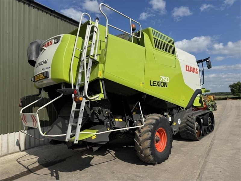 Claas Lexion 750TT APS Hybrid c/w V900 Header - Harvester attachment: picture 4 Claas Lexion 750TT APS Hybrid c/w V900 Header - Harvester attachment: picture 4