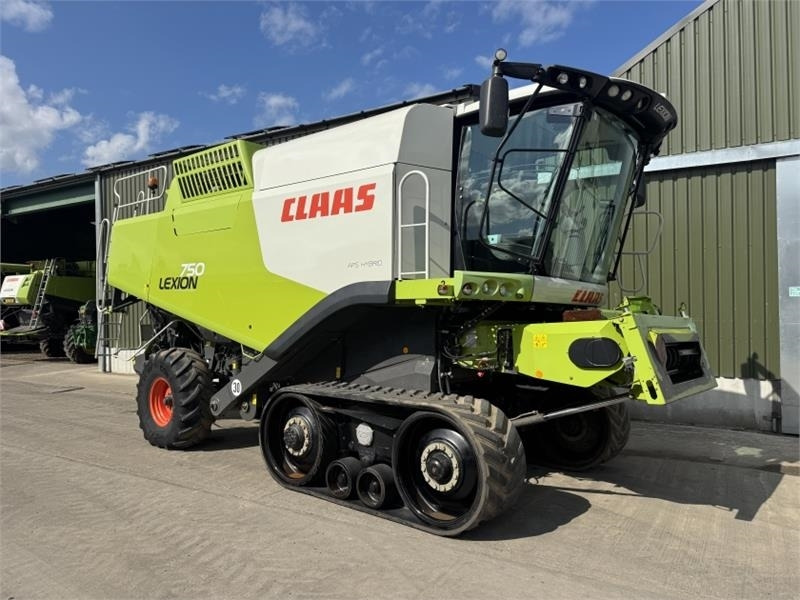 Claas Lexion 750TT APS Hybrid c/w V900 Header - Harvester attachment: picture 3 Claas Lexion 750TT APS Hybrid c/w V900 Header - Harvester attachment: picture 3