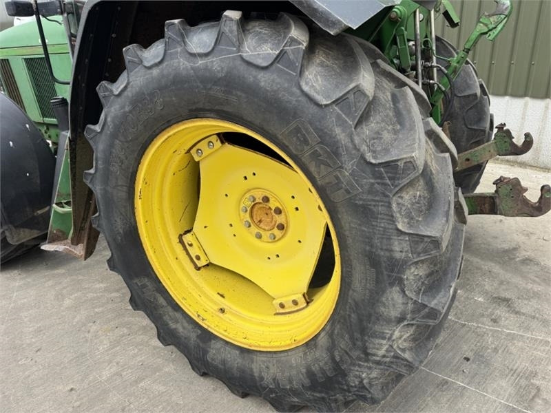 Farm tractor John Deere 6800: picture 8