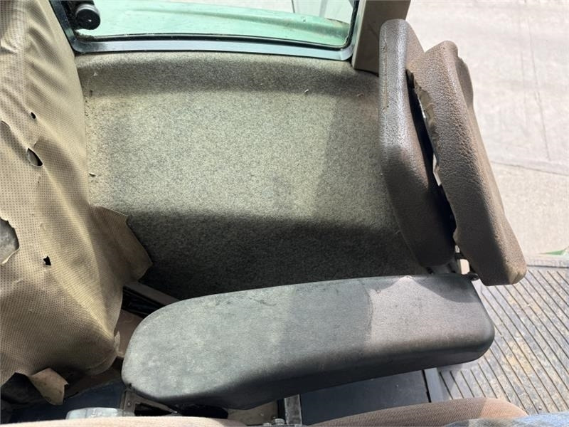 Farm tractor John Deere 6800: picture 15