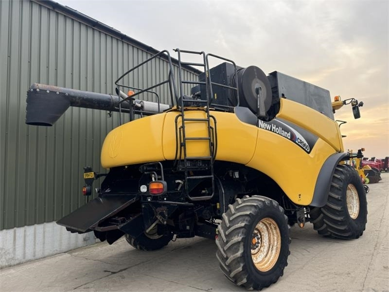 New Holland CR960 c/w 24ft Header - Harvester attachment: picture 2 New Holland CR960 c/w 24ft Header - Harvester attachment: picture 2