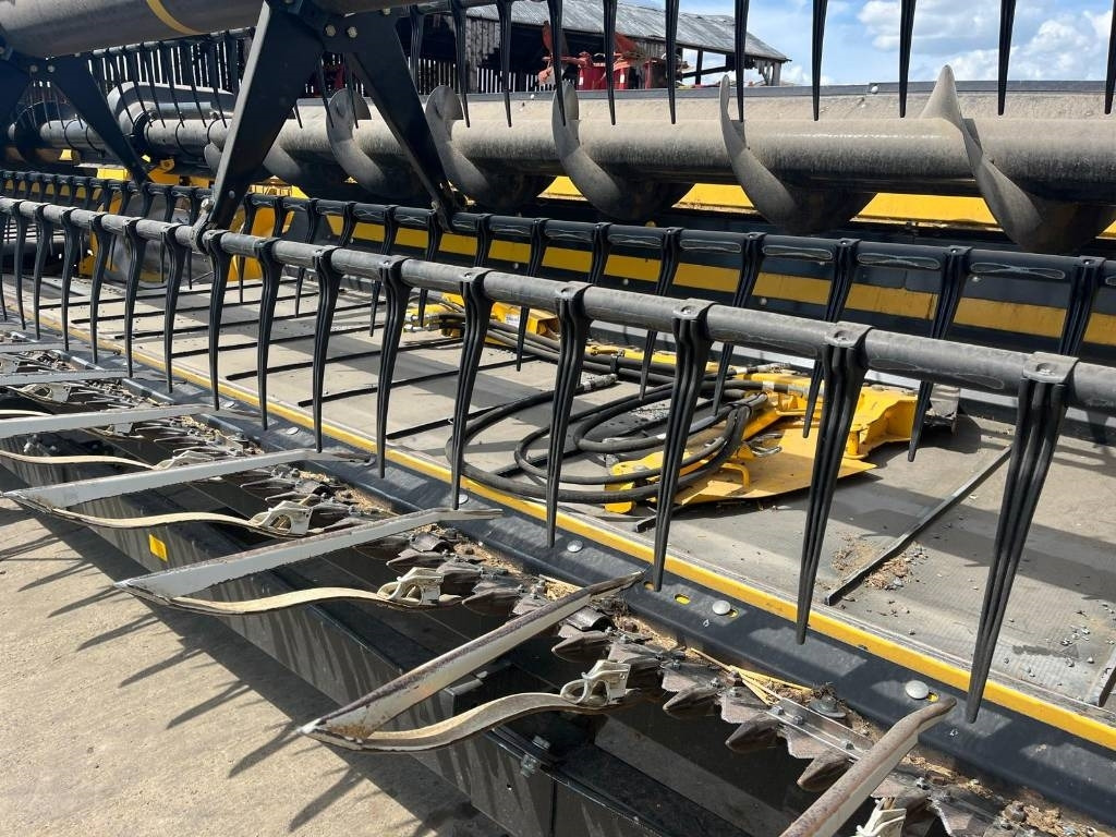 New Holland DXRN30 Draper Header - Harvester attachment: picture 3 New Holland DXRN30 Draper Header - Harvester attachment: picture 3