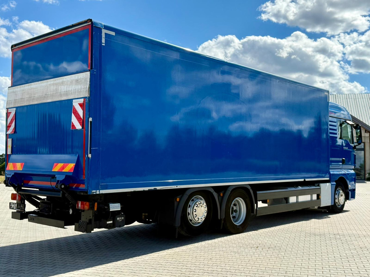 MAN TGX 26.420 / KONTENER / WINDA / 8.5 M DŁUGOŚCI / 21 EUROPALET / 6x2 / 3 OŚ PODNOSZONA I SKRĘTNA / ŁADOWNOŚĆ 14 415 KG / 2018 ROK / Z NIEMIEC - Box truck: picture 3 MAN TGX 26.420 / KONTENER / WINDA / 8.5 M DŁUGOŚCI / 21 EUROPALET / 6x2 / 3 OŚ PODNOSZONA I SKRĘTNA / ŁADOWNOŚĆ 14 415 KG / 2018 ROK / Z NIEMIEC - Box truck: picture 3