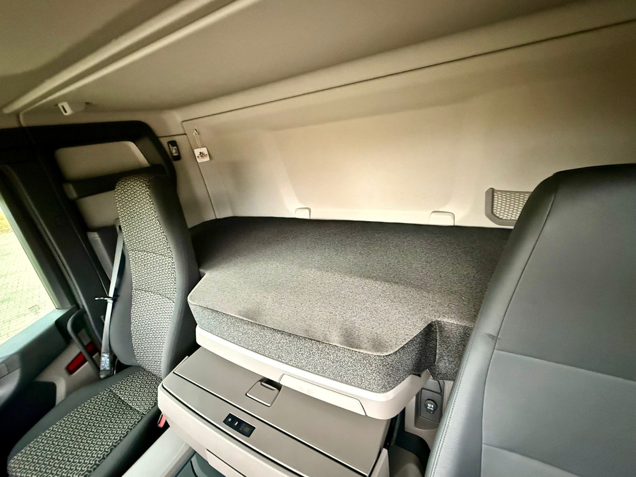 Leasing of SCANIA P320 / PLATFORMA / NOWY / 5 TYŚ KM / SYPIALKA / 2023 ROK / CAŁA NA PODUSZKACH / 7.7 M DŁUGOŚCI / LAWETA / DO PRZEWOZU MASZYN ROLNICZYCH ITP SCANIA P320 / PLATFORMA / NOWY / 5 TYŚ KM / SYPIALKA / 2023 ROK / CAŁA NA PODUSZKACH / 7.7 M DŁUGOŚCI / LAWETA / DO PRZEWOZU MASZYN ROLNICZYCH ITP: picture 21 Leasing of SCANIA P320 / PLATFORMA / NOWY / 5 TYŚ KM / SYPIALKA / 2023 ROK / CAŁA NA PODUSZKACH / 7.7 M DŁUGOŚCI / LAWETA / DO PRZEWOZU MASZYN ROLNICZYCH ITP SCANIA P320 / PLATFORMA / NOWY / 5 TYŚ KM / SYPIALKA / 2023 ROK / CAŁA NA PODUSZKACH / 7.7 M DŁUGOŚCI / LAWETA / DO PRZEWOZU MASZYN ROLNICZYCH ITP: picture 21