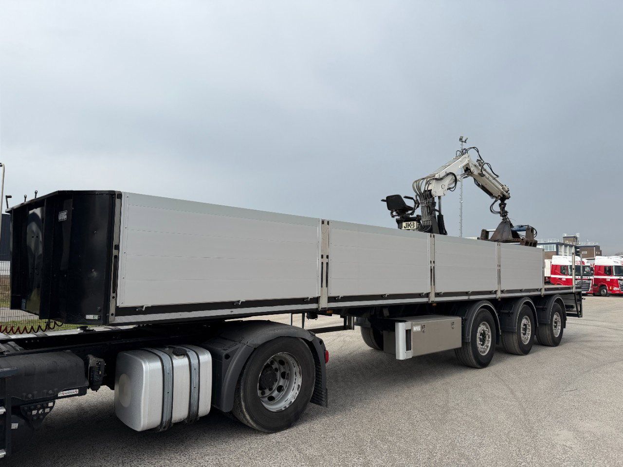 KWB P-348-FS-H JKB crane and alu bords - Dropside/ Flatbed semi-trailer: picture 2 KWB P-348-FS-H JKB crane and alu bords - Dropside/ Flatbed semi-trailer: picture 2