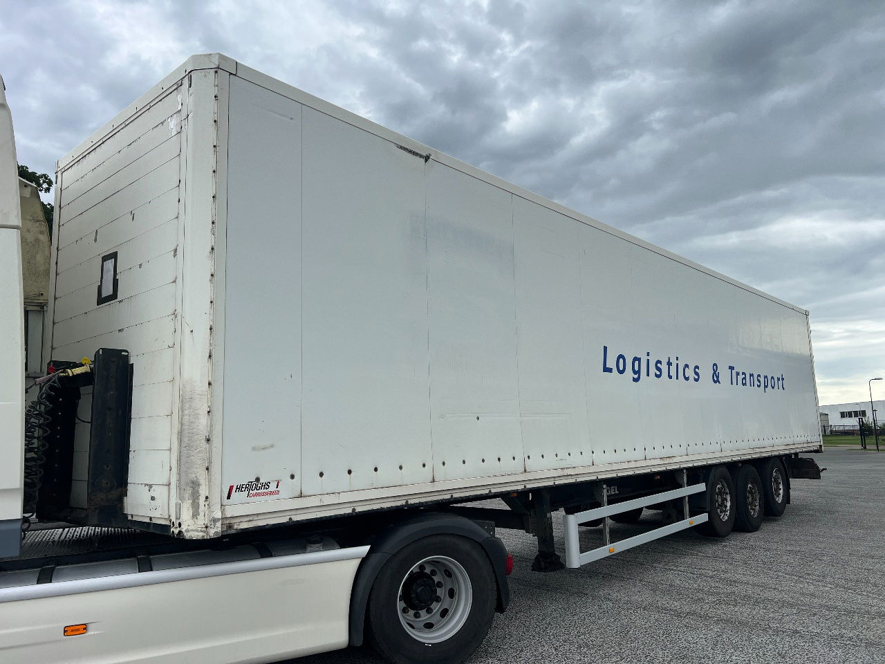 Kögel 2x lift axle, SAF disc - Closed box semi-trailer: picture 1 Kögel 2x lift axle, SAF disc - Closed box semi-trailer: picture 1