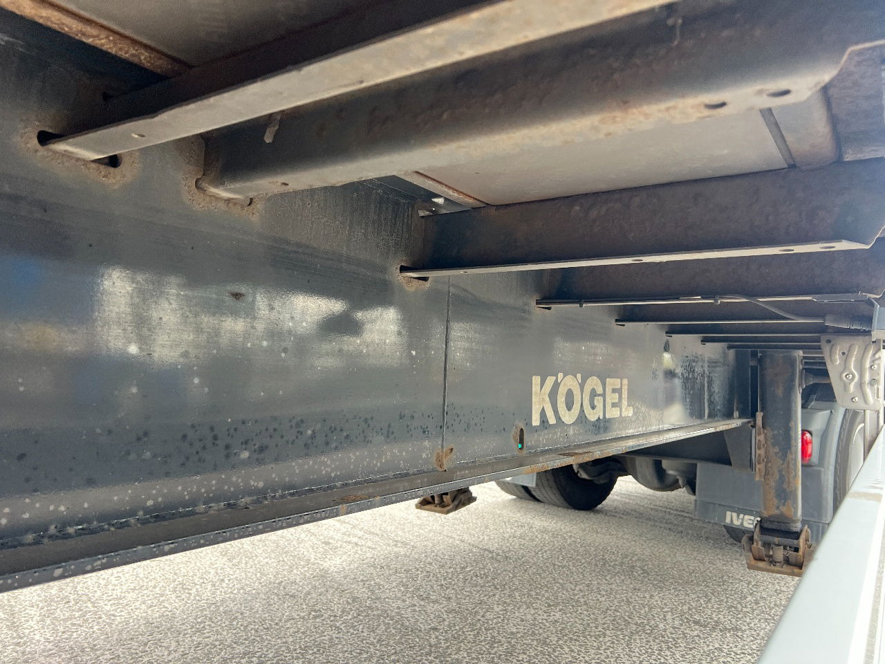 Closed box semi-trailer Kögel 2x lift axle, SAF disc: picture 7