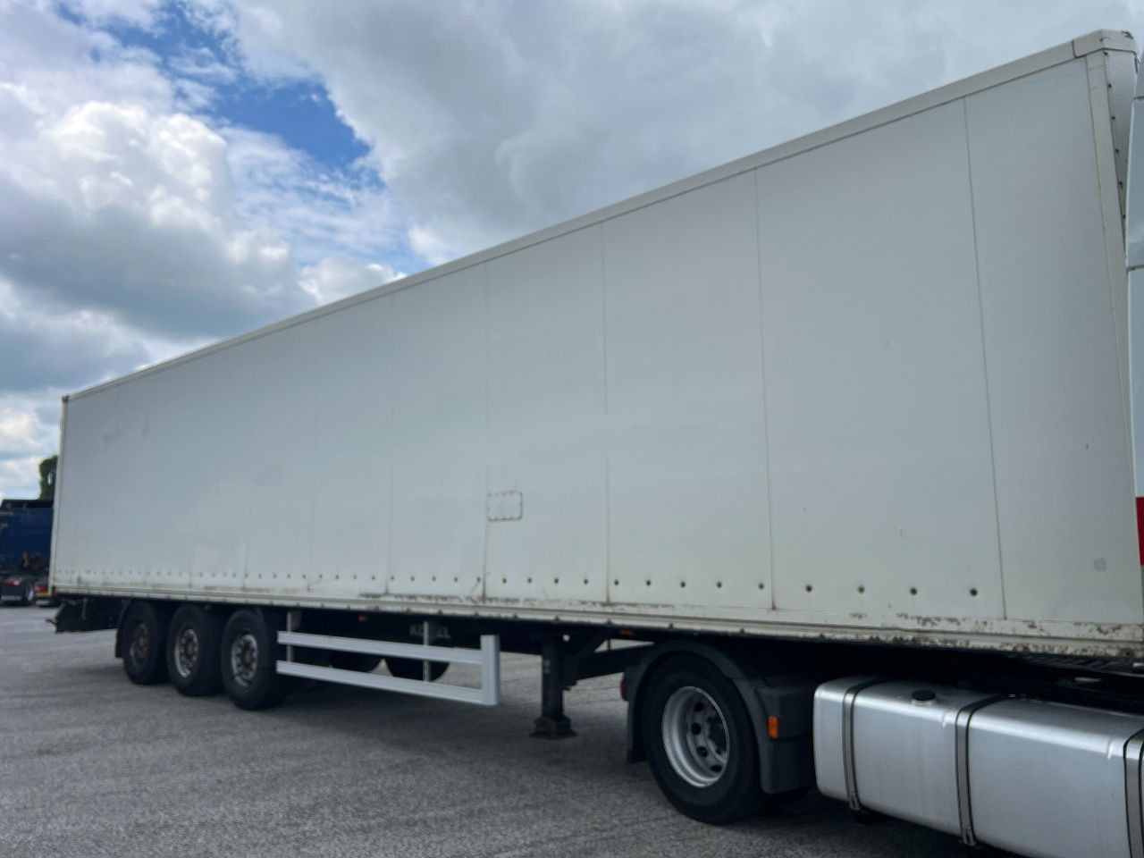 Kögel 2x lift axle, SAF disc - Closed box semi-trailer: picture 2 Kögel 2x lift axle, SAF disc - Closed box semi-trailer: picture 2