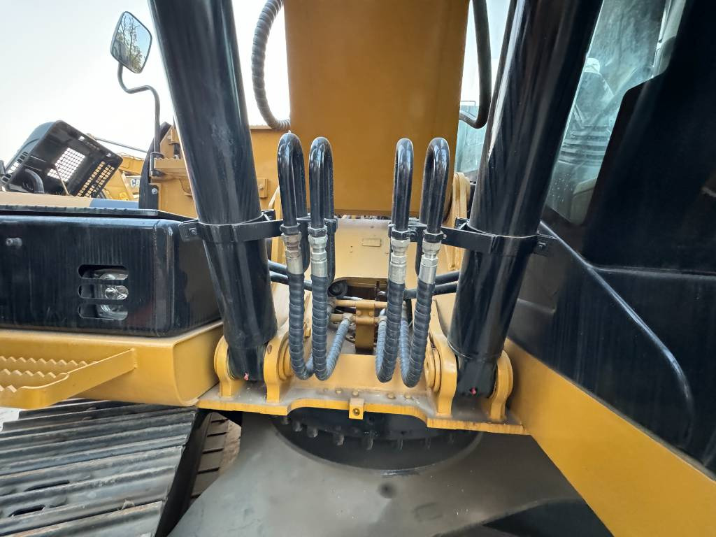 Crawler excavator CAT 320 D   Engine C7.1: picture 14