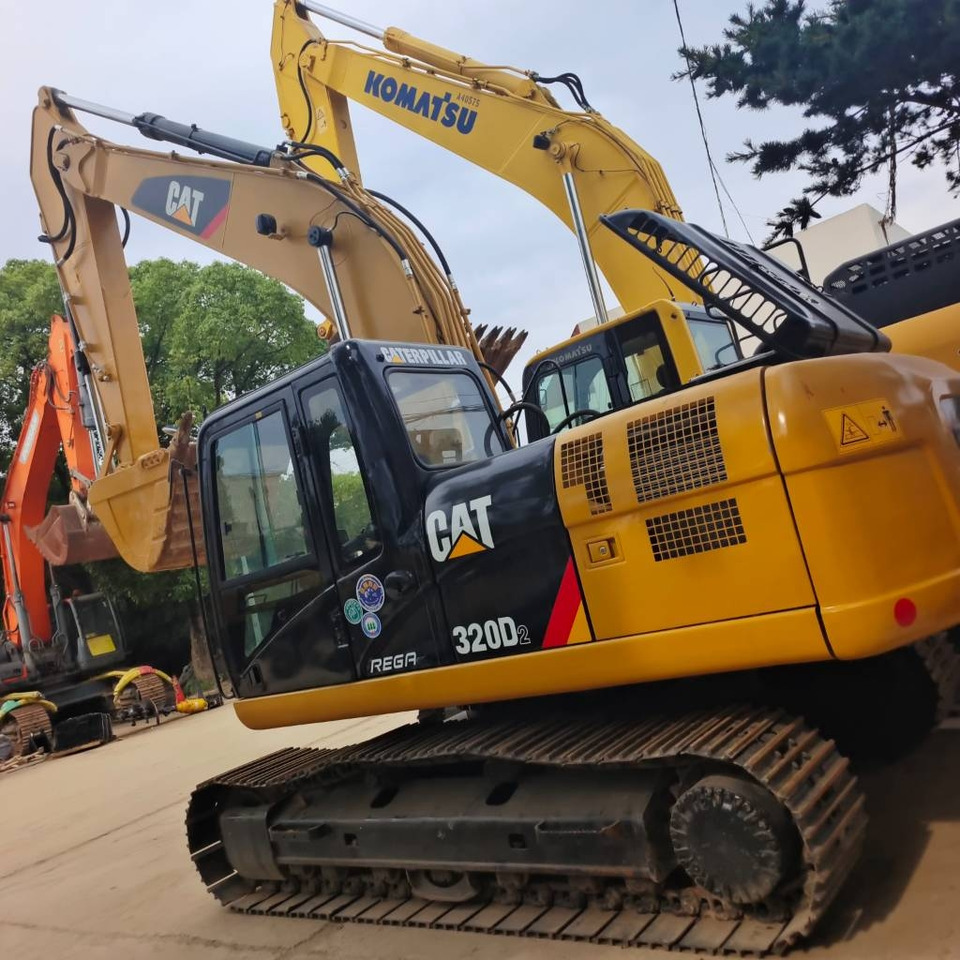 Crawler excavator CAT 320D2: picture 1