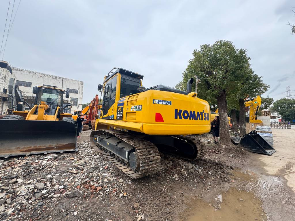 Crawler excavator Komatsu PC 210 LC-8: picture 7