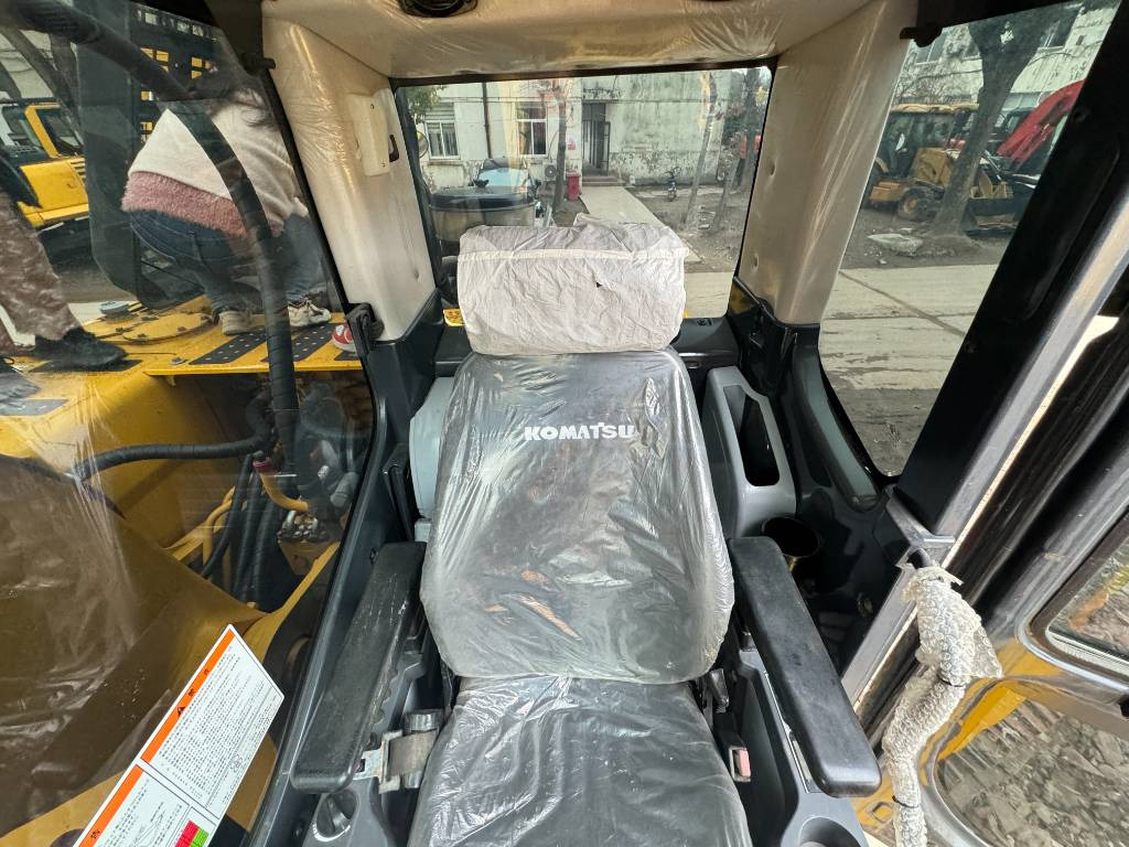 Crawler excavator Komatsu PC 210 LC-8: picture 29