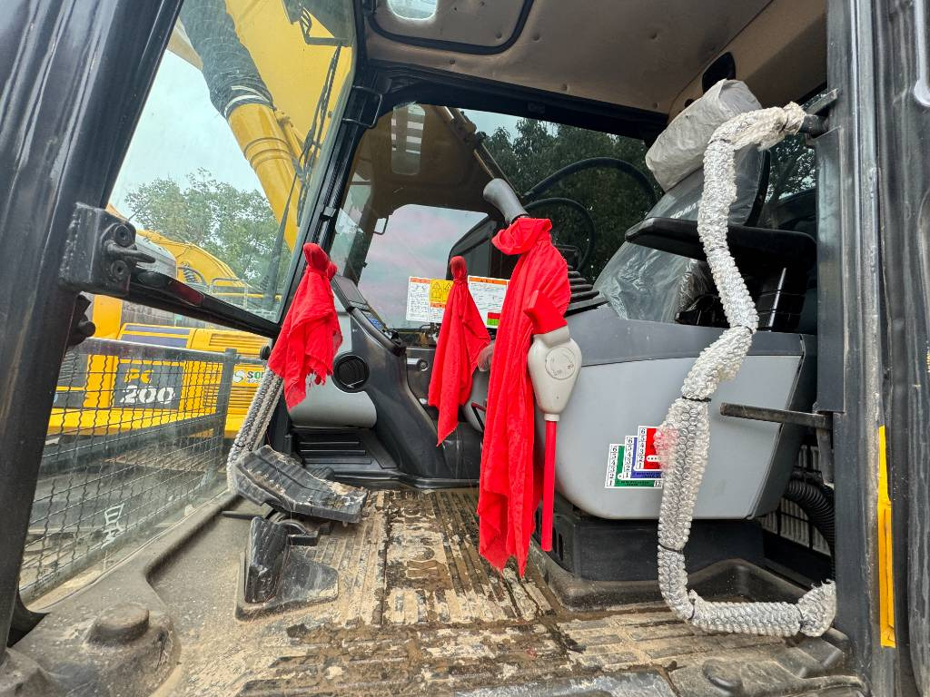 Crawler excavator Komatsu PC 210 LC-8: picture 9