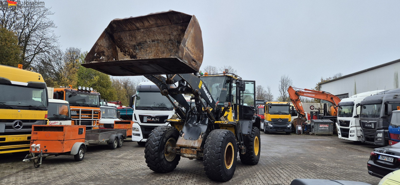 Komatsu WA 250 Zustand technisch ok, optisch 3-4 Unterlagen vorhanden - Wheel loader: picture 1 Komatsu WA 250 Zustand technisch ok, optisch 3-4 Unterlagen vorhanden - Wheel loader: picture 1