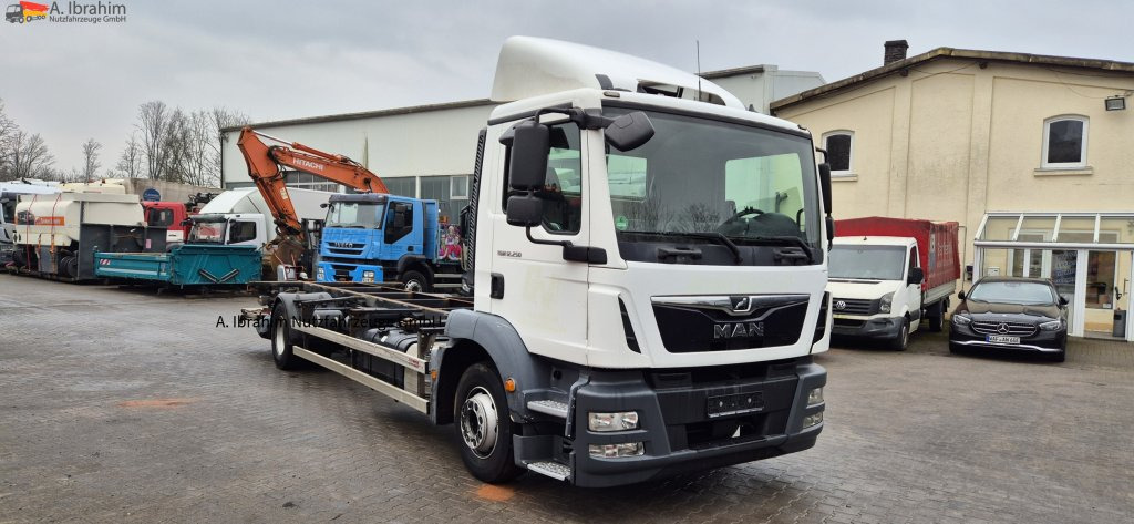 Container transporter/ Swap body truck MAN 12.250 LBW 1500 kg Dehollandia: picture 9