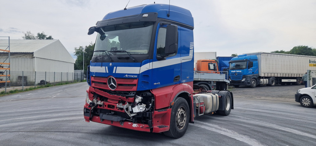Mercedes-Benz 1843 DB 1843 mit PTU für Kompressor Unfall, bedingt fahrbereit. Video vorh. - Tractor unit: picture 1 Mercedes-Benz 1843 DB 1843 mit PTU für Kompressor Unfall, bedingt fahrbereit. Video vorh. - Tractor unit: picture 1