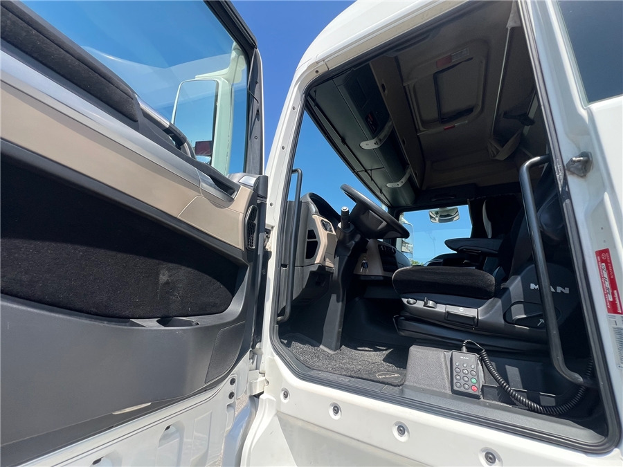 Tractor unit MAN TGX 18.460: picture 13