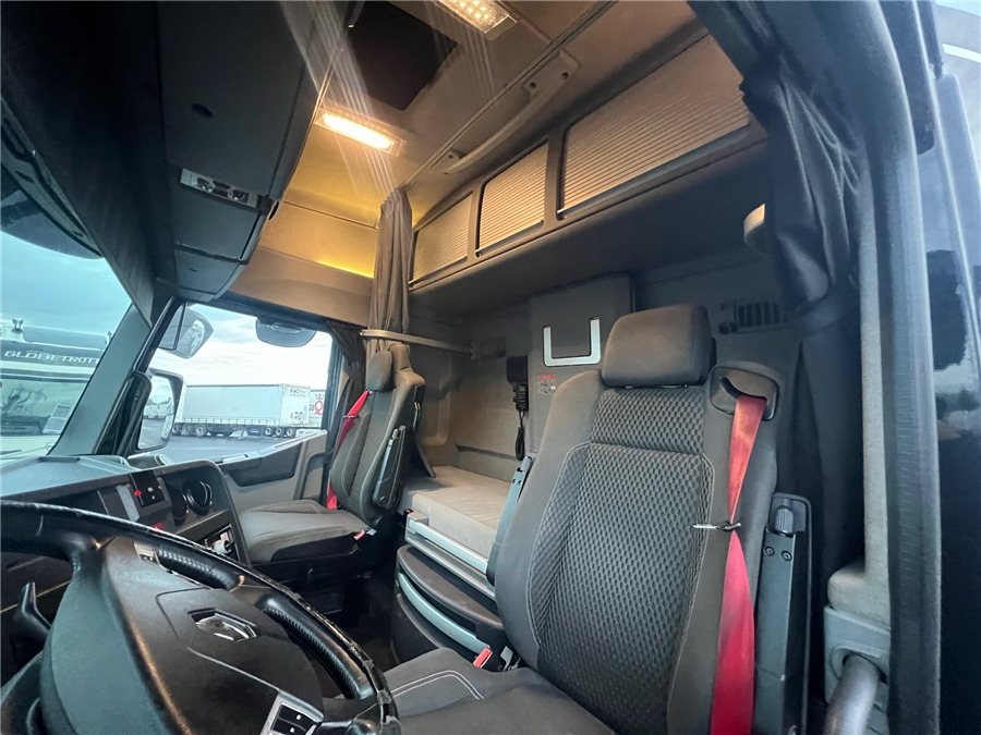 Tractor unit Renault T 520 HIGHCAB: picture 12