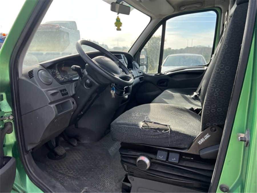 Interior photo 1: Van Iveco 35C17