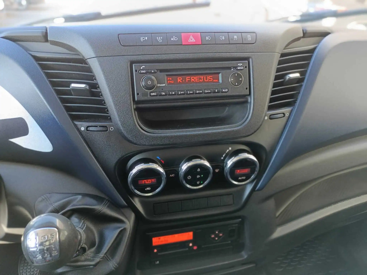 IVECO DAILY 60C18 RIBALTABILE CON GRU - Tipper: picture 2 IVECO DAILY 60C18 RIBALTABILE CON GRU - Tipper: picture 2