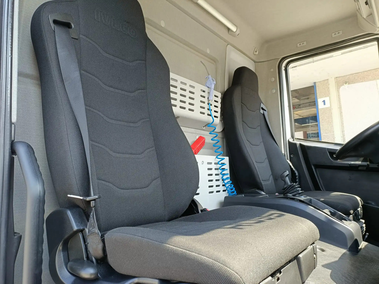 IVECO EUROCARGO 120E19P - Cab chassis truck: picture 3 IVECO EUROCARGO 120E19P - Cab chassis truck: picture 3