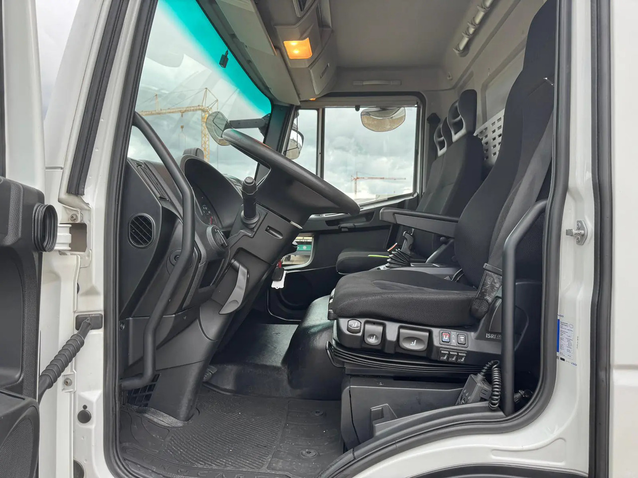 IVECO EUROCARGO 75E19P - Cab chassis truck: picture 2 IVECO EUROCARGO 75E19P - Cab chassis truck: picture 2