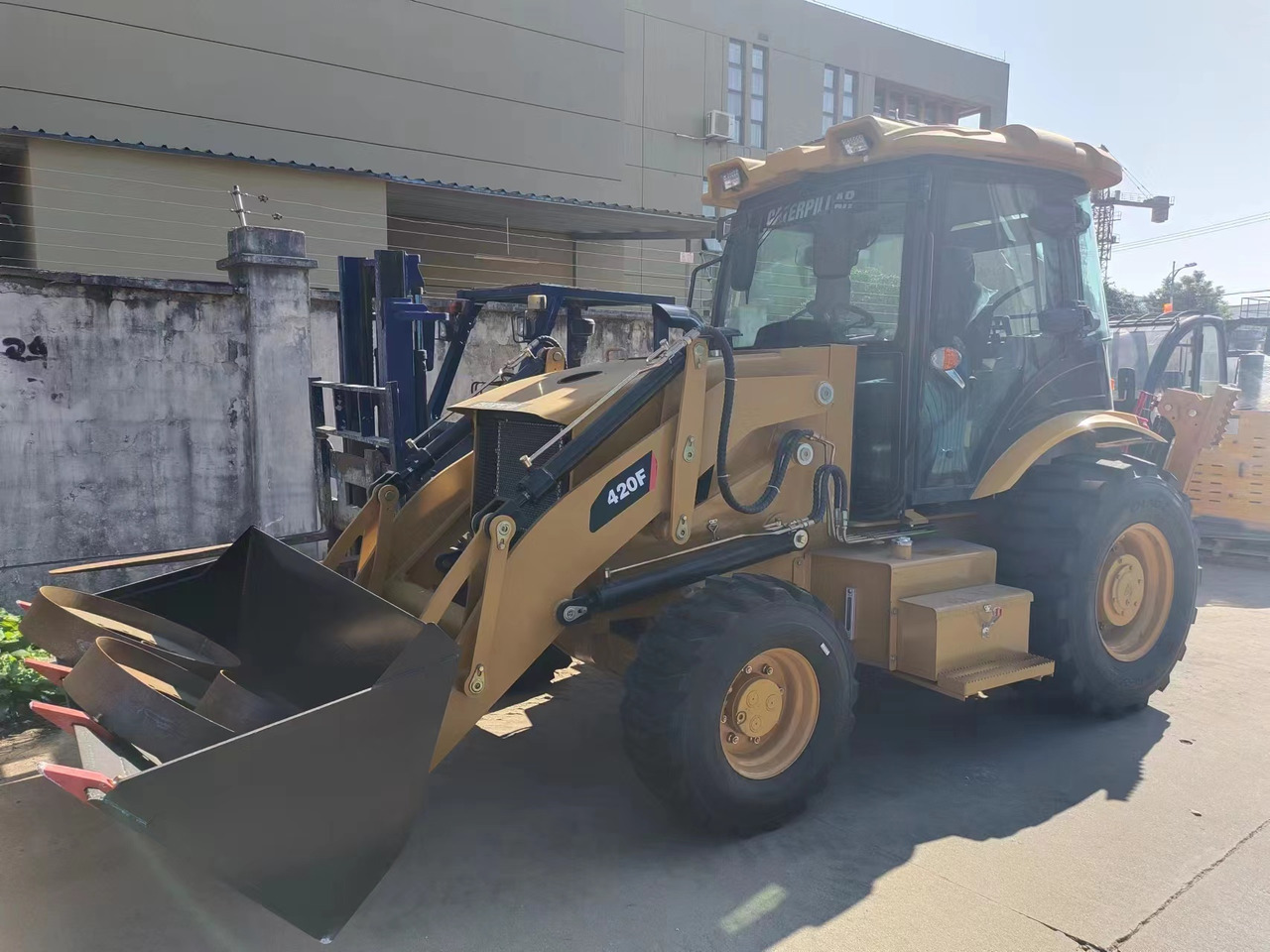 CATERPILLAR 420F - Backhoe loader: picture 2 CATERPILLAR 420F - Backhoe loader: picture 2