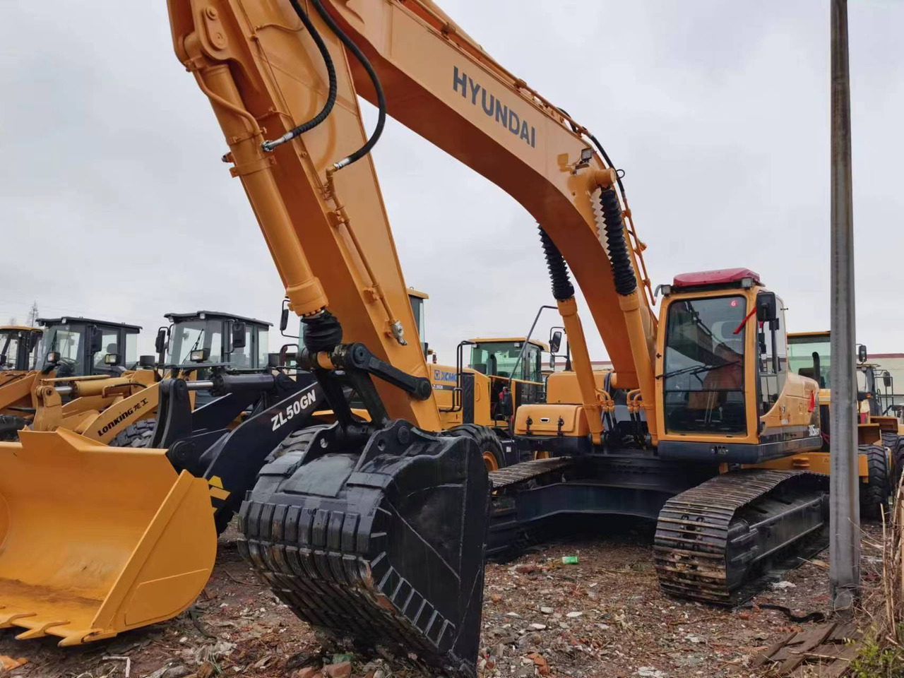 HYUNDAI 305LC-9T 220LC-9S - Crawler excavator: picture 1 HYUNDAI 305LC-9T 220LC-9S - Crawler excavator: picture 1