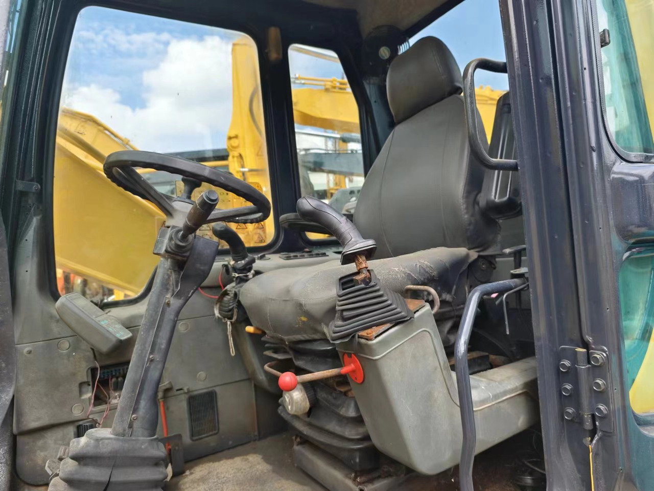 KOMATSU PC130 - Wheel excavator: picture 4 KOMATSU PC130 - Wheel excavator: picture 4