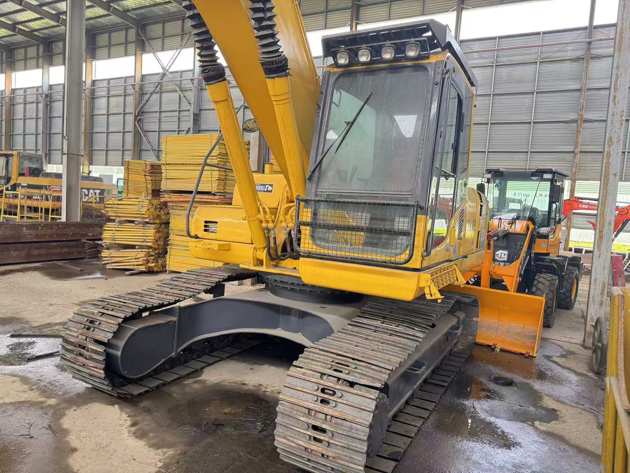 KOMATSU PC200-8 - Crawler excavator: picture 3 KOMATSU PC200-8 - Crawler excavator: picture 3