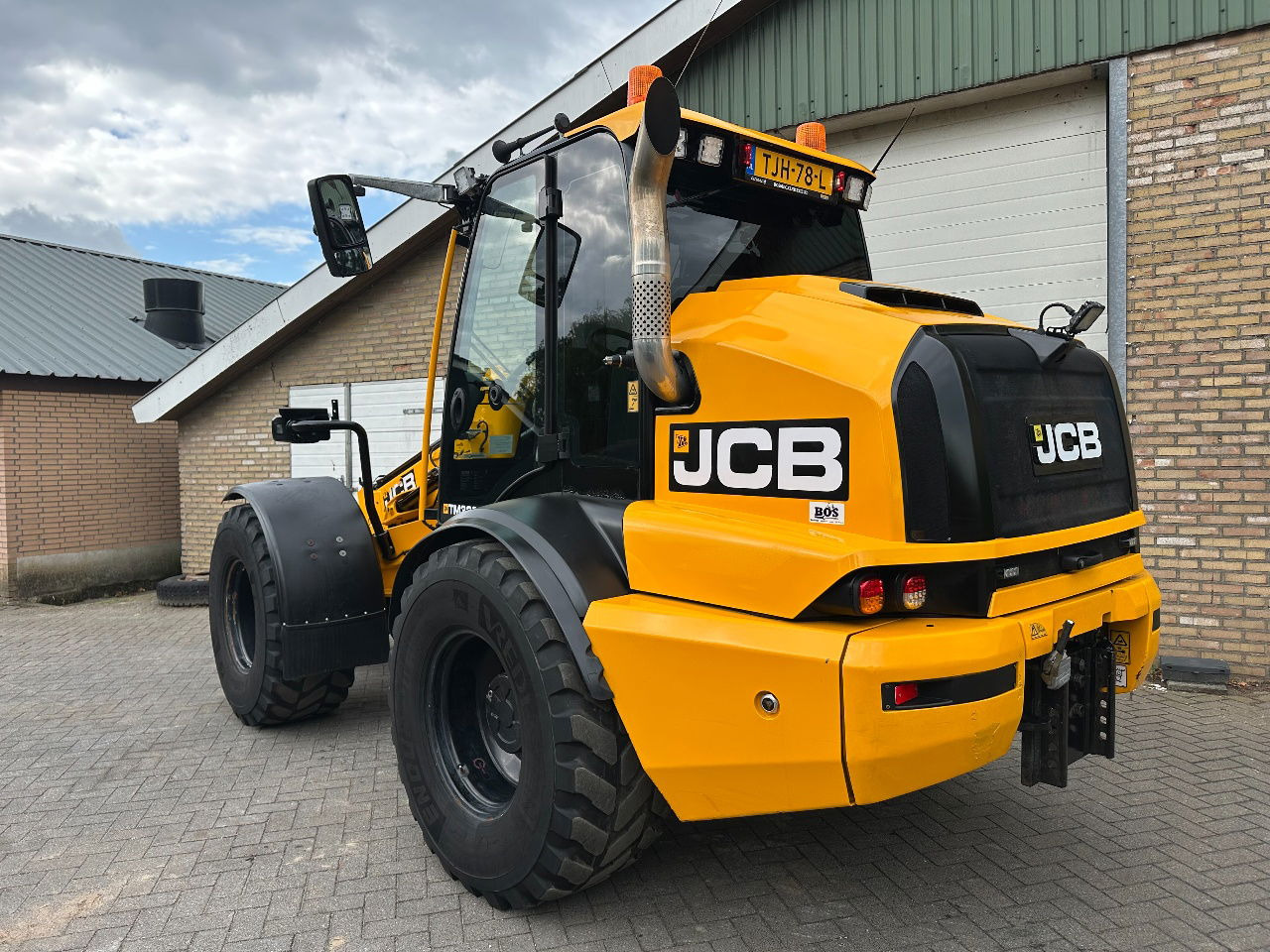 JCB TM320S sv - Telescopic wheel loader: picture 3 JCB TM320S sv - Telescopic wheel loader: picture 3