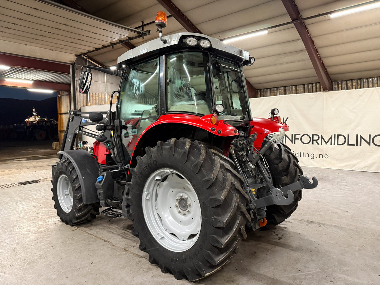 Massey Ferguson 5712 SL Dyna4 - Farm tractor: picture 3 Massey Ferguson 5712 SL Dyna4 - Farm tractor: picture 3