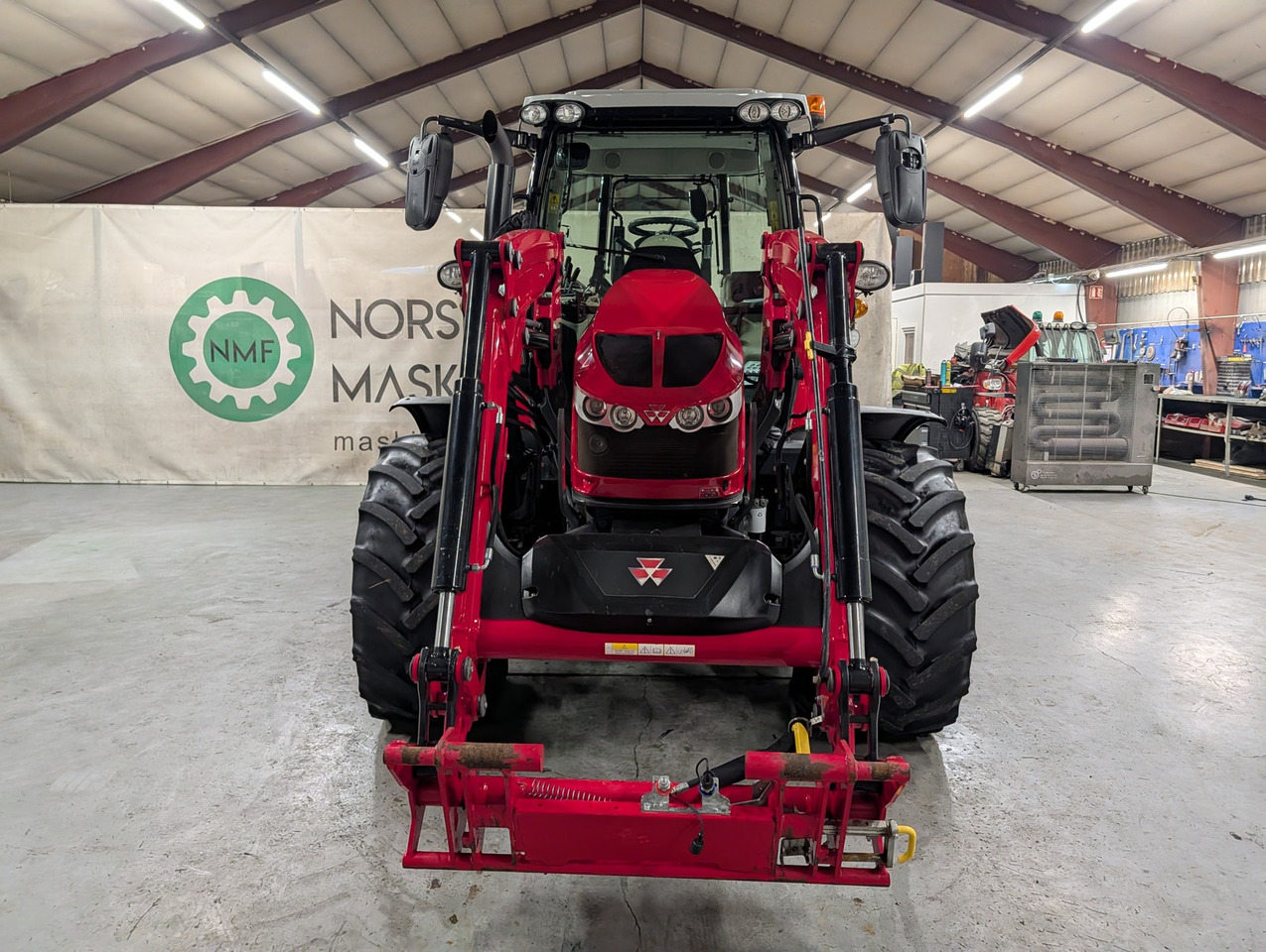 Farm tractor Massey Ferguson 5712S: picture 8