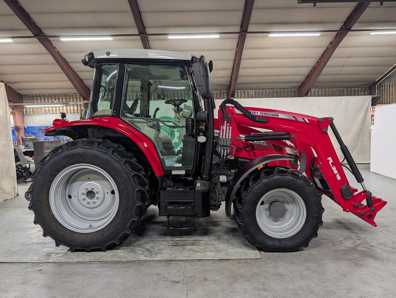 Farm tractor Massey Ferguson 5712S: picture 6