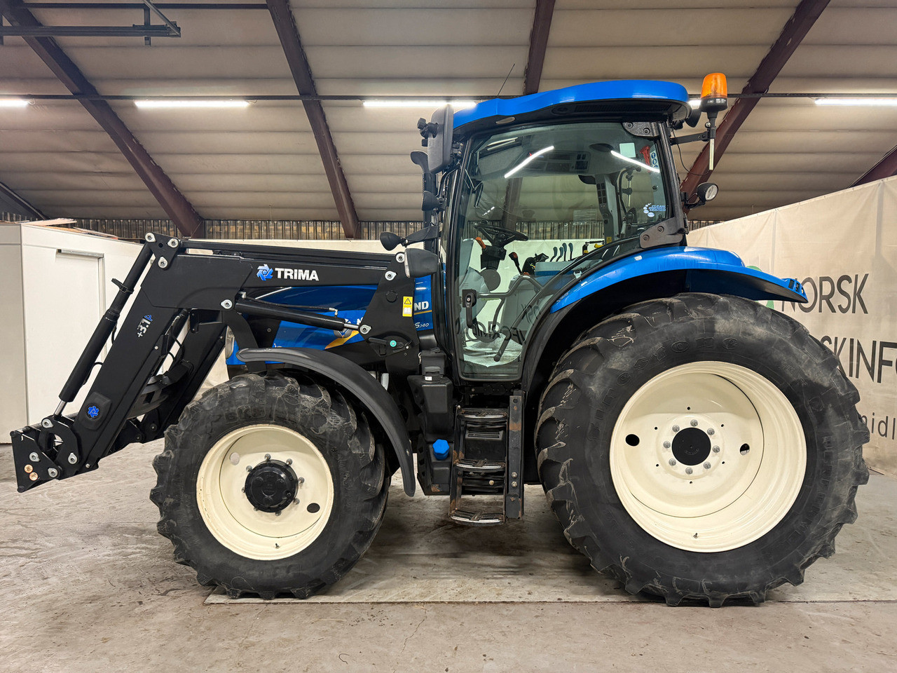 New Holland T6.140 EC - Farm tractor: picture 2 New Holland T6.140 EC - Farm tractor: picture 2
