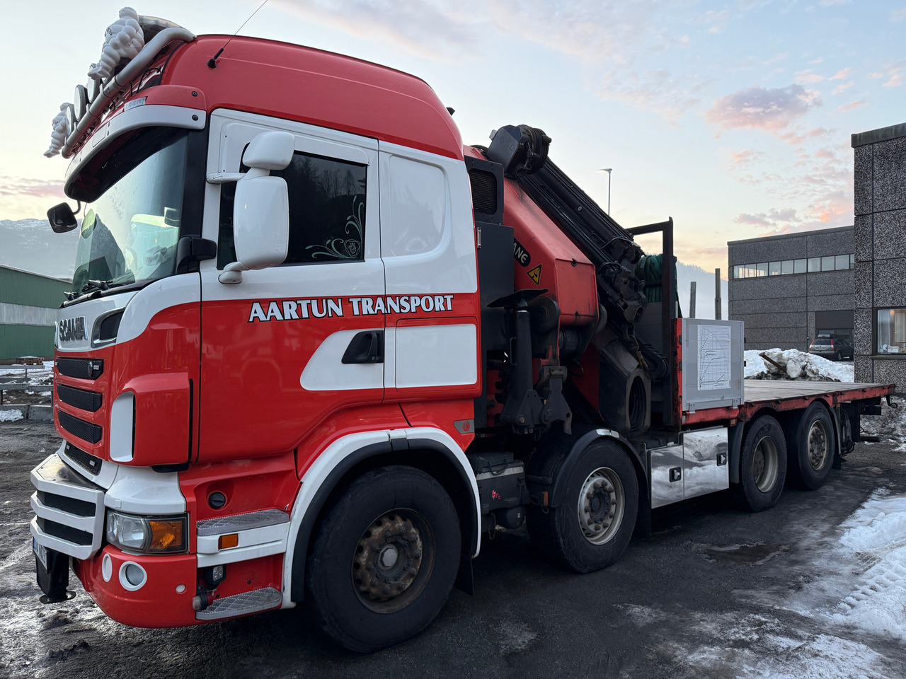 Scania R560 - Crane truck, Dropside/ Flatbed truck: picture 2 Scania R560 - Crane truck, Dropside/ Flatbed truck: picture 2