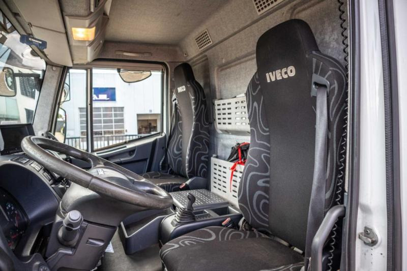 Interior photo 2: Curtainsider truck Iveco EUROCARGO 160E25