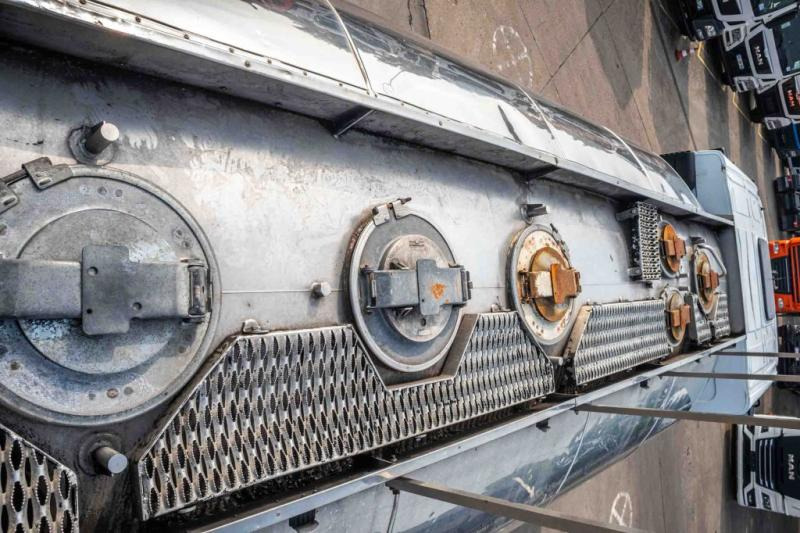 Renault PREMIUM 370 DXI +MAGYAR INOX 13.000 L/4comp. - Tank truck: picture 5 Renault PREMIUM 370 DXI +MAGYAR INOX 13.000 L/4comp. - Tank truck: picture 5