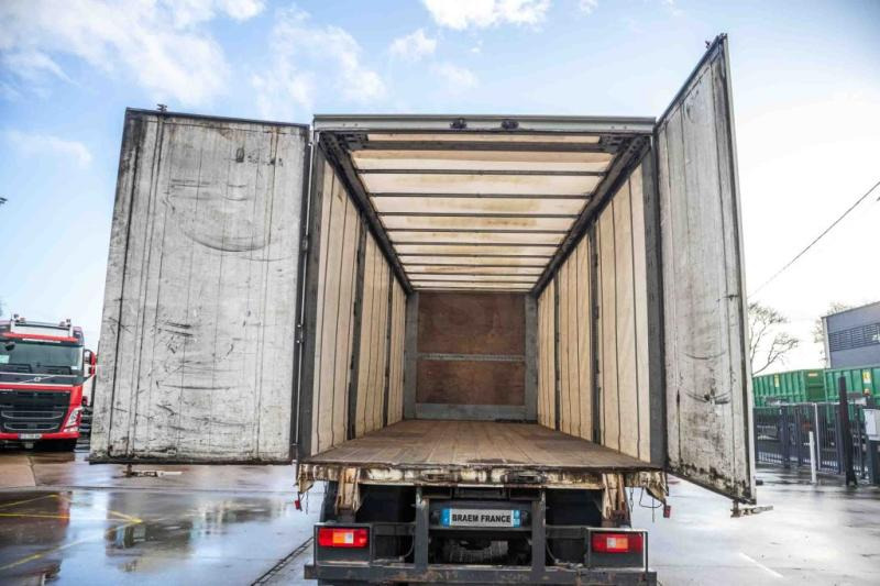 Volvo FM 330-6x2-E5+10 pneus/tires+INTARDER - Curtainsider truck: picture 4 Volvo FM 330-6x2-E5+10 pneus/tires+INTARDER - Curtainsider truck: picture 4