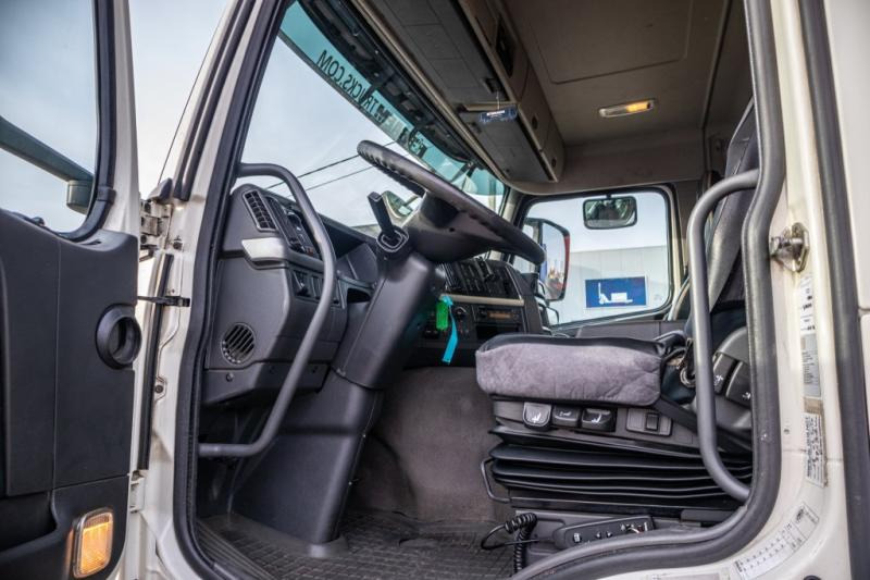 Interior photo 1: Leasing of Volvo FM330-6x2-10 pneus/tires-intarder Volvo FM330-6x2-10 pneus/tires-intarder