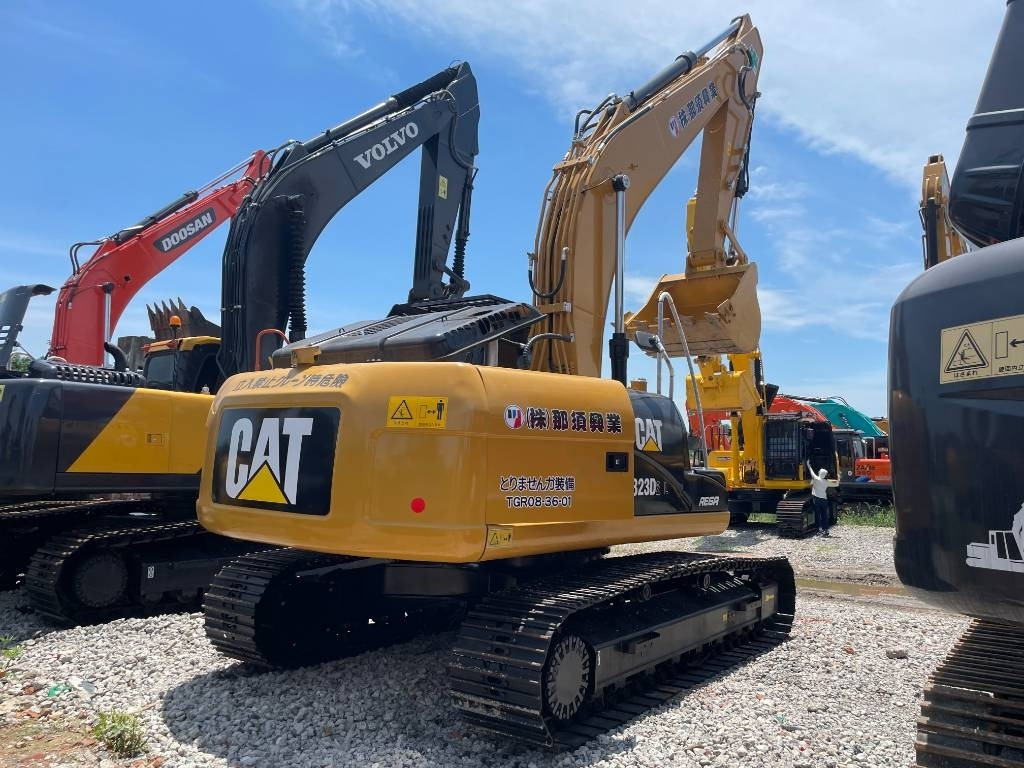 CAT 323D2 - Crawler excavator: picture 1 CAT 323D2 - Crawler excavator: picture 1