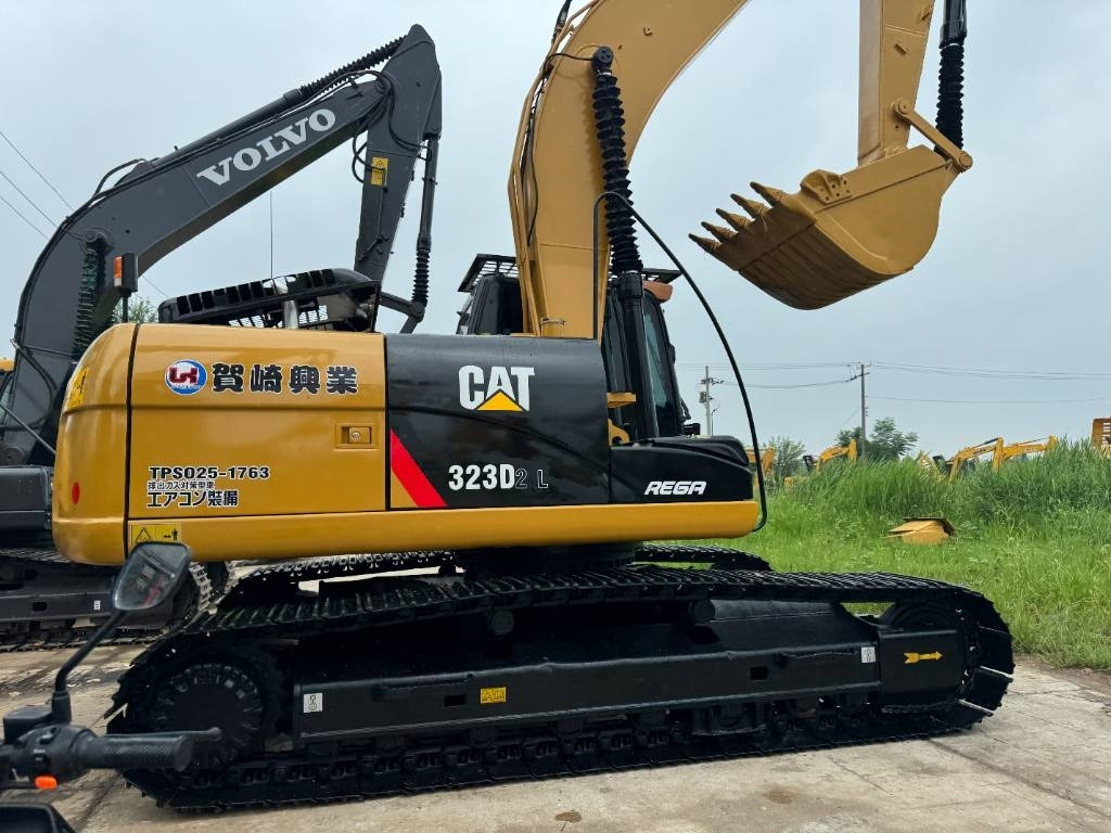 CAT 323D2 - Crawler excavator: picture 3 CAT 323D2 - Crawler excavator: picture 3