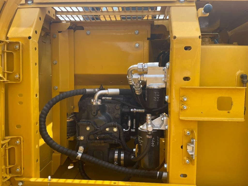 Crawler excavator Komatsu PC 130: picture 8
