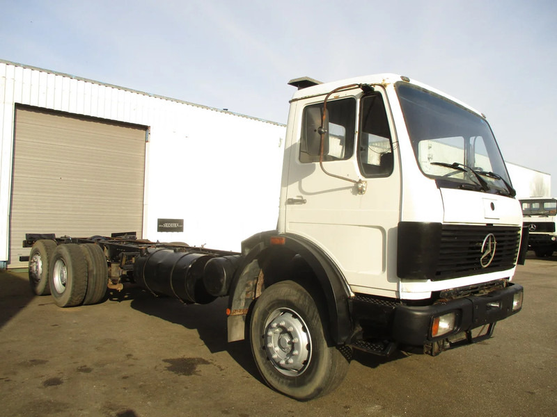 Mercedes-Benz 2233 , V8, Bi Turbo , ZF Manual , 6x2 - Cab chassis truck: picture 4 Mercedes-Benz 2233 , V8, Bi Turbo , ZF Manual , 6x2 - Cab chassis truck: picture 4
