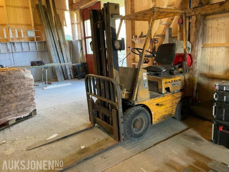 LPG forklift 1975 DATSUN TRUCK - MVA FRI: picture 1