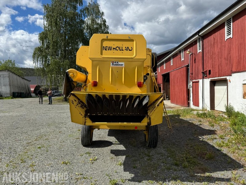2000 New Holland TC 54 skurtresker / 12 fot skjærebord / spill indikator / 1850 timer - Combine harvester: picture 4 2000 New Holland TC 54 skurtresker / 12 fot skjærebord / spill indikator / 1850 timer - Combine harvester: picture 4