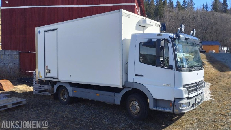 2006 Mercedes-Benz 818/33AT 7,5 skapbil ryggekamera s+v dekk kjetting - Box truck: picture 3 2006 Mercedes-Benz 818/33AT 7,5 skapbil ryggekamera s+v dekk kjetting - Box truck: picture 3