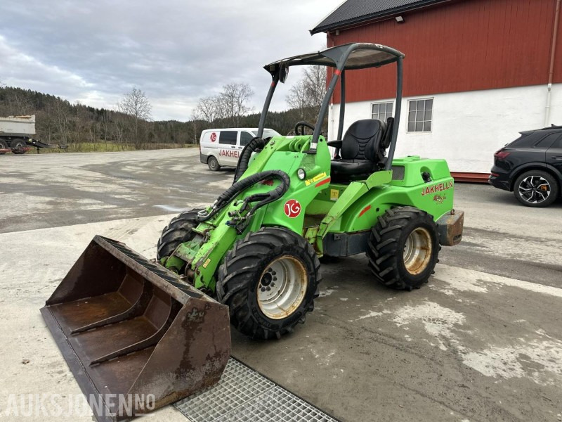 2009 AVANT 750 MINILASTER | 2 SKUFFER | AVANT 1500 KOST | PALLEGAFLER | 3267 TIMER - Skid steer loader: picture 2 2009 AVANT 750 MINILASTER | 2 SKUFFER | AVANT 1500 KOST | PALLEGAFLER | 3267 TIMER - Skid steer loader: picture 2