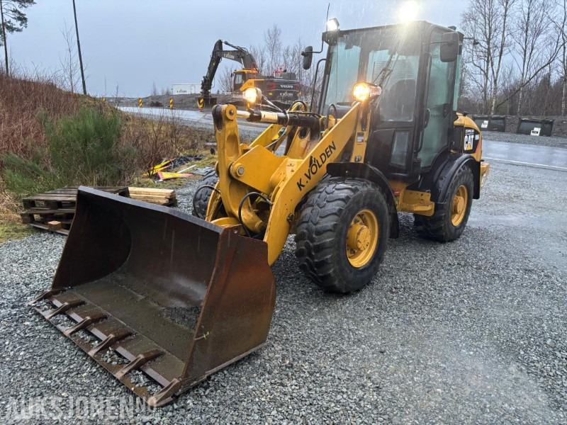 2010 CAT 906H HJULLASTER. 1596TIMER. SKUFFE. TELLEFSDAL VPL PLOG. HOLMS FEIEKOST. CAT PALLEGAFFLER - Wheel loader: picture 2 2010 CAT 906H HJULLASTER. 1596TIMER. SKUFFE. TELLEFSDAL VPL PLOG. HOLMS FEIEKOST. CAT PALLEGAFFLER - Wheel loader: picture 2