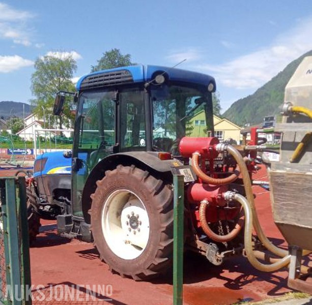 2011 New Holland T4050 - Traktor med spyleutstyr, spesielt laget for rengjøring av dekke på friidrettsbaner / løpebaner - Farm tractor: picture 4 2011 New Holland T4050 - Traktor med spyleutstyr, spesielt laget for rengjøring av dekke på friidrettsbaner / løpebaner - Farm tractor: picture 4